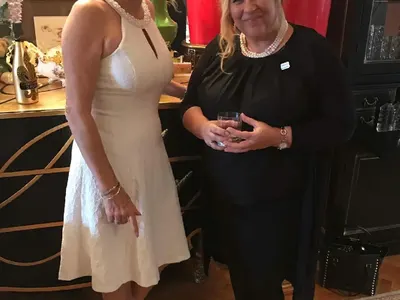 Мая Нешкова точи баница за Евгени Минчев! Звезда от Ало ало в дома на лорда (Снимки)