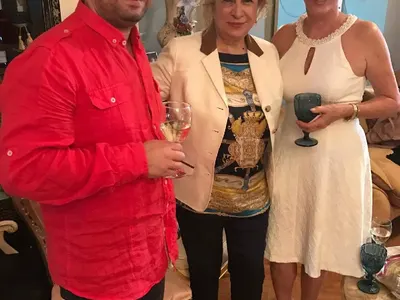 Мая Нешкова точи баница за Евгени Минчев! Звезда от Ало ало в дома на лорда (Снимки)