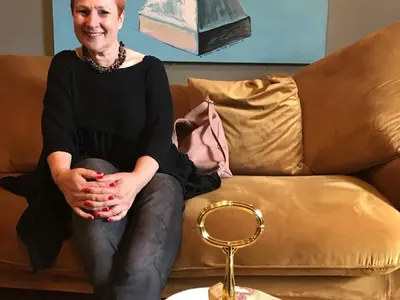 Мая Нешкова точи баница за Евгени Минчев! Звезда от Ало ало в дома на лорда (Снимки)