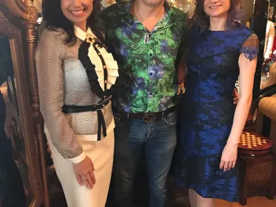 Мая Нешкова точи баница за Евгени Минчев! Звезда от Ало ало в дома на лорда (Снимки)