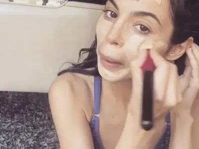 Майки на бунт срещу МЕГЗ: Учи децата да слагат много грим