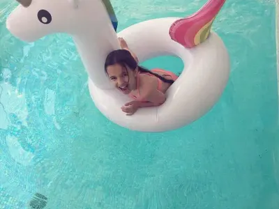 Мария – леля мечта! Ето как забавлява дъщеря си Марая и племенницата Йордана (+Лични снимки от басейна)