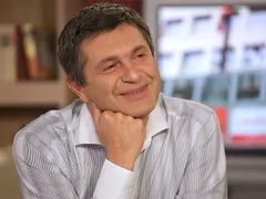 Милен Цветков сияе заради ново гадже (Двамата пият кафе заедно на центъра на София)