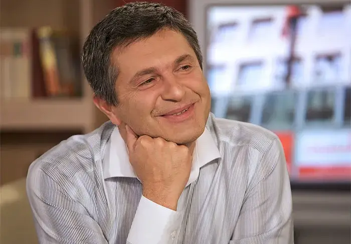 Милен Цветков сияе заради ново гадже (Двамата пият кафе заедно на центъра на София)