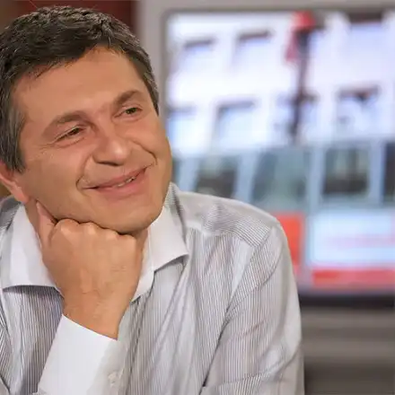 Милен Цветков сияе заради ново гадже (Двамата пият кафе заедно на центъра на София)