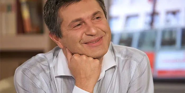 Милен Цветков сияе заради ново гадже (Двамата пият кафе заедно на центъра на София)