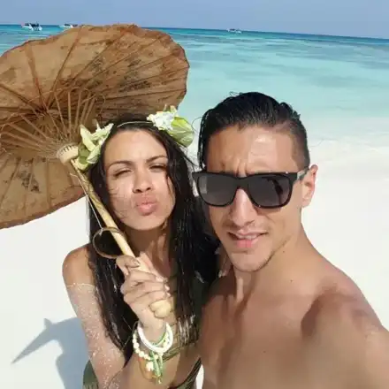 Национал заведе горещата си половинка в Абу Даби, загубиха камера с ценни снимки