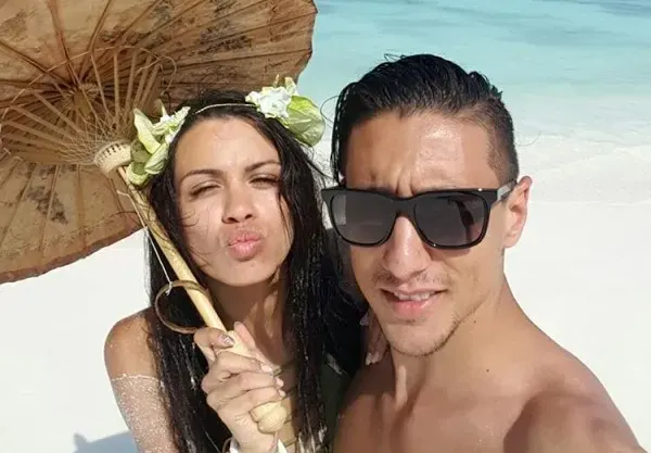 Национал заведе горещата си половинка в Абу Даби, загубиха камера с ценни снимки