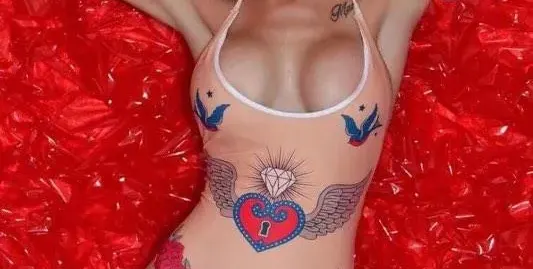 Низвергнатата от Богословския факултет силиконка проплака: Съвестта ми е чиста!