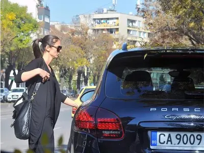 Певци и моделки с коли за милиони от гаджетата си! Алисия го кара втора ръка, Галена с джип за 200 бона, Никол Станкулова с гъзарско Пежо (Снимки)