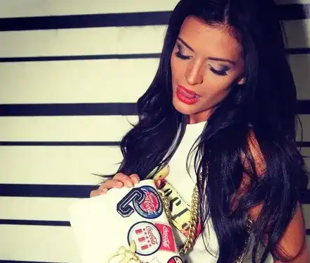 Преслава друсана на Какао Бийч! Издадоха й ВИП карта за тоалетната, целува се с татуиран здравеняк, който е тясно свързан с опиатите