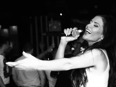 Простащина! Новият на Преслава преби до кръв неин фен, а на нея не й мигна окото! (Причината за мелето е още по-абсурдна)