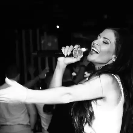 Простащина! Новият на Преслава преби до кръв неин фен, а на нея не й мигна окото! (Причината за мелето е още по-абсурдна)