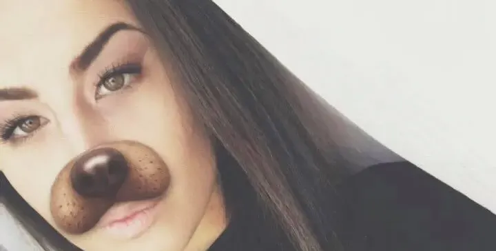 Щерката на Юксел Кадриев хвърчи без книжка с мотор за 3 бона