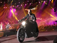 Слави лапна 2 милиона! Над 50 000 души посетиха шоуто му „Има такава държава“ в „Арена Армеец“