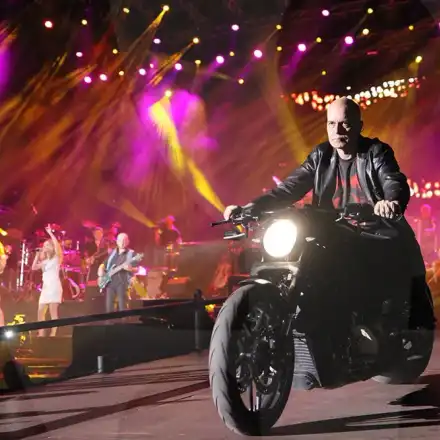 Слави лапна 2 милиона! Над 50 000 души посетиха шоуто му „Има такава държава“ в „Арена Армеец“