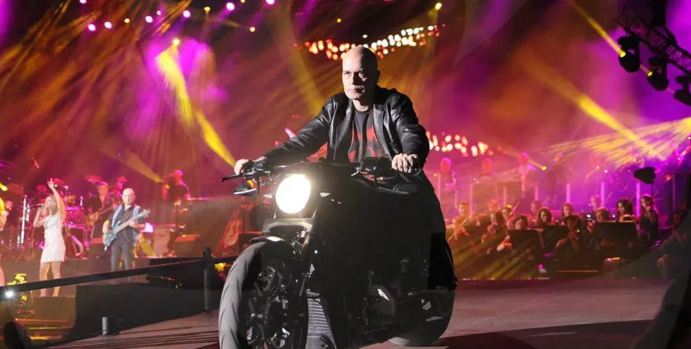 Слави лапна 2 милиона! Над 50 000 души посетиха шоуто му „Има такава държава“ в „Арена Армеец“