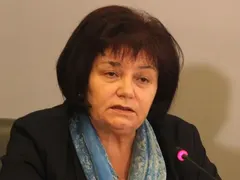 Вечната синдикалистка Янка Такева с гардероб като на Елизабет II! Само шаловете й струват 100 бона