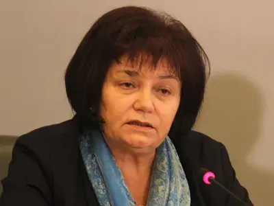 Вечната синдикалистка Янка Такева с гардероб като на Елизабет II! Само шаловете й струват 100 бона