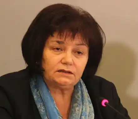 Вечната синдикалистка Янка Такева с гардероб като на Елизабет II! Само шаловете й струват 100 бона