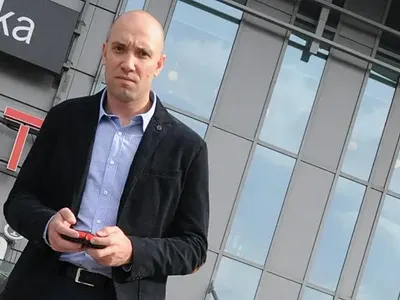 Захари Бахаров яде с ръце и пие от обяд!