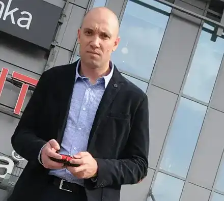 Захари Бахаров яде с ръце и пие от обяд!