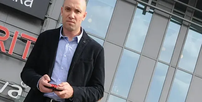 Захари Бахаров яде с ръце и пие от обяд!