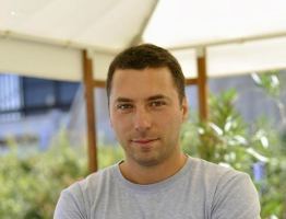Косьо Караджов пие от обяд, брои си стотинките за бяло вино