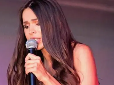 Бюстът на Алисия отново се шляе произволно и извън пределите на деколтето й! Пак си ги показа на участие (Фото в галерия)