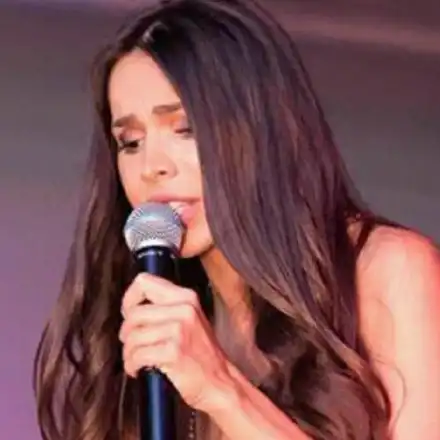 Бюстът на Алисия отново се шляе произволно и извън пределите на деколтето й! Пак си ги показа на участие (Фото в галерия)