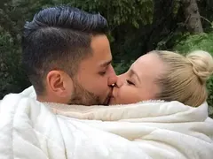 Бременната Деси Слава вади 50 бона на месец! Пристяга си корема с колани и ходи само с 3 рокли на участия