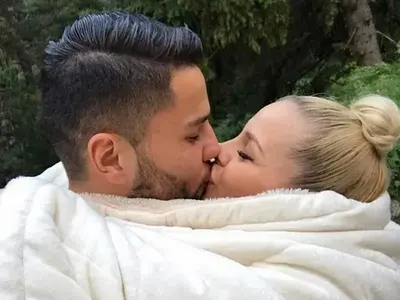 Бременната Деси Слава вади 50 бона на месец! Пристяга си корема с колани и ходи само с 3 рокли на участия