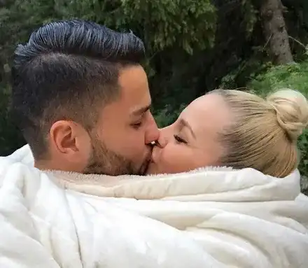 Бременната Деси Слава вади 50 бона на месец! Пристяга си корема с колани и ходи само с 3 рокли на участия