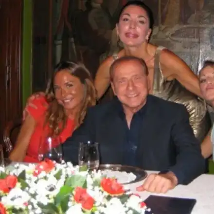 Годеницата на Берлускони осъди Мишел Бонев за 50 000 евро