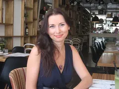 Хитрушата Кобилкина дере наивници с капки за пари! Наистина ли има хора, които се връзват на номерата й?