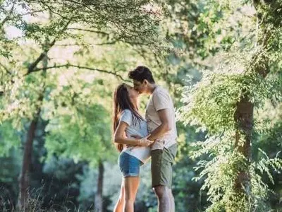 Хубавата учителка Силвия и волейболистът Скримов чакат дъщеря през август