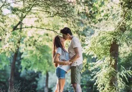 Хубавата учителка Силвия и волейболистът Скримов чакат дъщеря през август