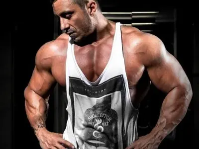 Коцето по-здрав и от бодибилдър - вдига 180 с песен на уста (Вижте каква машина е)