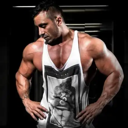 Коцето по-здрав и от бодибилдър - вдига 180 с песен на уста (Вижте каква машина е)