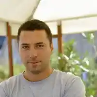 Косьо Караджов пие от обяд, брои си стотинките за бяло вино