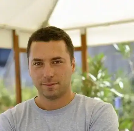 Косьо Караджов пие от обяд, брои си стотинките за бяло вино