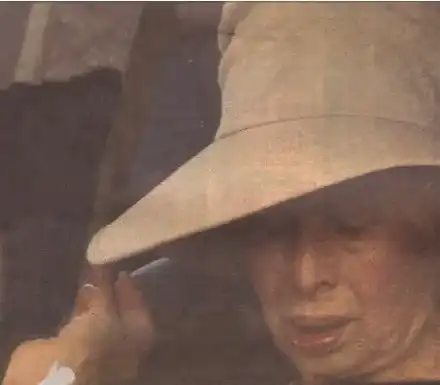 Лили се плицика с розов бански „Версаче” за 850 евро в басейн на терасата си