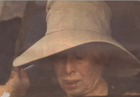 Лили се плицика с розов бански „Версаче” за 850 евро в басейн на терасата си