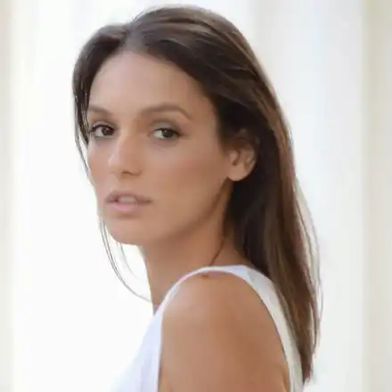 Луиза Григорова си оправя зъбите, полага грижи да има блестяща усмивка