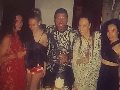 Мая Илиева купонясва с приятели на Миконос (Снимки)