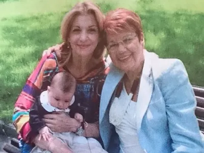 Миа Сантова погреба майка си