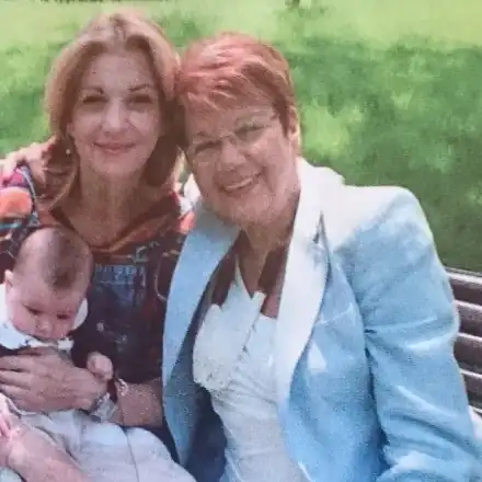 Миа Сантова погреба майка си