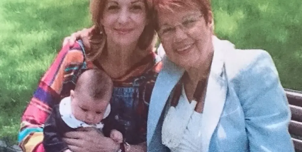 Миа Сантова погреба майка си