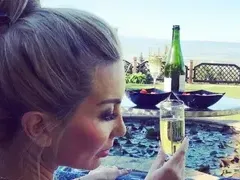 Новият на Тоца й взе къща на плажа, миската се хвали се с джакузи на двора