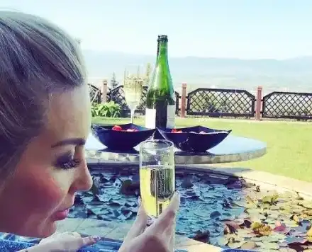 Новият на Тоца й взе къща на плажа, миската се хвали се с джакузи на двора